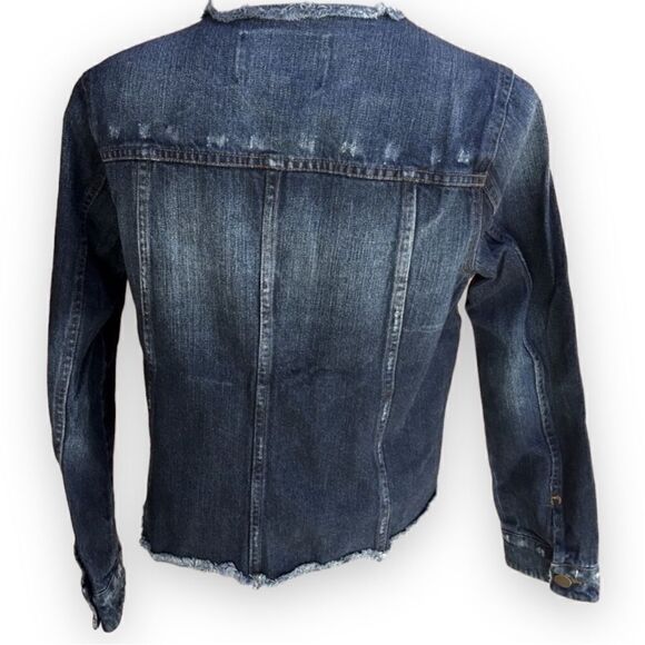 WhoWhatWear Raw Hem Fray Edge Distressed Denim Jacket - Picture 5 of 9